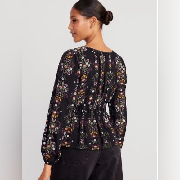 Old Navy Lace Trim Top - Picture 2 of 9